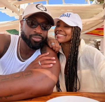 开云电子-韦德带一家度假，44岁身家过亿，二婚妻子是火辣演员，比他大10岁|德维恩·韦德|科比-布莱恩特|迈克尔·乔丹|詹姆斯·哈登|得分后卫_新浪体育_新浪新闻